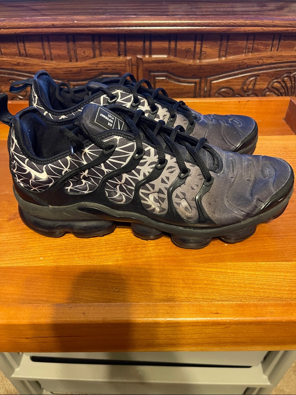 Nike Air Vapor Max Plus Geometric Men’s  Athletic Shoes Black and Gray